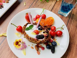 12、麦片酸奶水果杯,将酸奶倒入烘烤好的麦片杯中，加入水果，撒上麦片装饰。