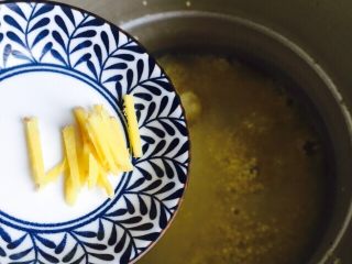 9、暖胃滋补养生粥+海参小米粥,放入姜丝