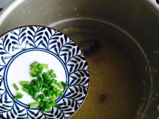 15、暖胃滋补养生粥+海参小米粥,少许葱花搅拌均匀