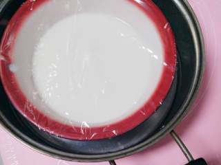 7、冰皮月饼#中秋食饼记#,蒸锅烧开水，面糊盖保鲜膜入锅大火蒸25分钟