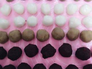 13、冰皮月饼#中秋食饼记#,将沙果馅和豆沙馅称量30克一个，揉圆