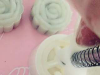 16、冰皮月饼#中秋食饼记#,把冰皮月饼按压成形