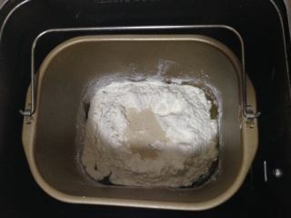 1、低脂小点――奶香面包棒,把牛奶、糖、盐、橄榄油放入面包桶底部，上面加高粉和酵母