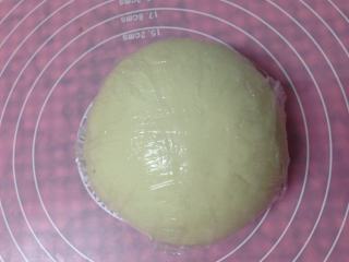 4、低脂小点――奶香面包棒,取出揉圆加盖保鲜膜放入冰箱松弛15分钟