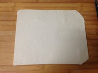 5、低脂小点――奶香面包棒,将面团取出，擀成约0.5cm厚的片，裁成整齐的长方形