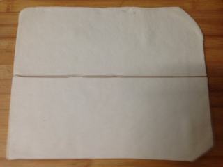 6、低脂小点――奶香面包棒,把面片从中间一分为二的裁开