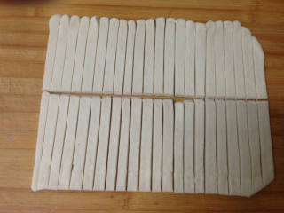 7、低脂小点――奶香面包棒,再切成个人喜欢的长条（我的裁成了1cm左右的）