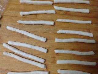 8、低脂小点――奶香面包棒,将小条搓成小棒，喷一点水（也可以不搓，直接粘芝麻造型，操作的时候，剩余的面片要加盖保鲜膜，以防其干裂）