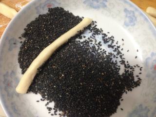 9、低脂小点――奶香面包棒,沾上黑芝麻，扭一扭，进行造型