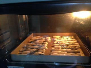 11、低脂小点――奶香面包棒,入预热好的烤箱。上下火、180度、中层、18-20分钟即可（面包棒入烤箱前要在表面喷少许水