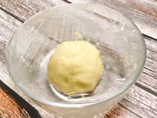 2、桃花酥,油皮部分材料混合均匀，揉和成团，揉至表面光滑后，覆上保鲜膜，静置半小时