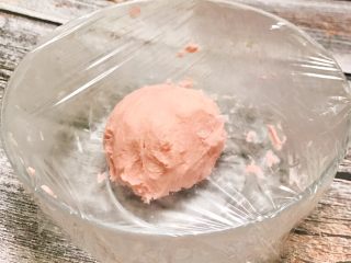 3、桃花酥,油酥部分混合成团即可，覆上保鲜膜，冰箱冷藏半小时（不要忘记➕上两滴色素）