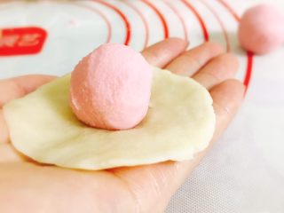 5、桃花酥,油皮团子擀开，包住油酥，成团