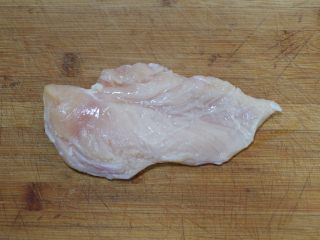 2、鸡茸粥,鸡胸脯洗净。