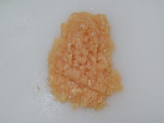 3、鸡茸粥,剁成碎末。