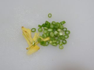 5、鸡茸粥,葱姜改刀切好。