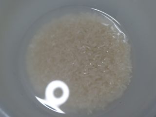 6、鸡茸粥,大米淘洗干净。