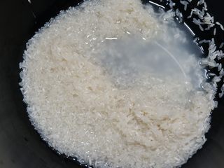 7、鸡茸粥,放入电饭煲。