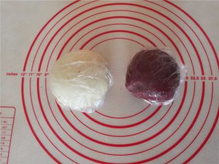 1、桃花酥,1.把水油皮和油酥皮分别揉成面团，水油皮揉至薄膜状态，然后两个面团分别用保鲜膜包起来，室温松弛1个小时！