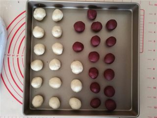 2、桃花酥,2.把水油皮和油酥皮分别分成相等的15等分，滚圆，用保鲜膜盖着，以免表面干裂