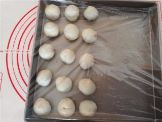 4、桃花酥,包好放在烤盘里，包上保鲜膜