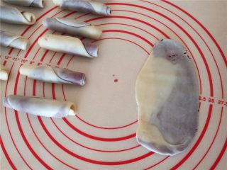 5、桃花酥,4.松弛好的面团，擀成长条，然后卷起来，盖上保鲜膜，再松弛20分钟！