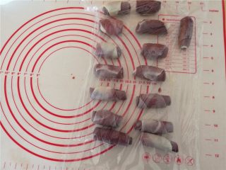 6、桃花酥,5.再把松弛好的面卷擀长，卷起来，继续盖上保鲜膜松弛20分钟！