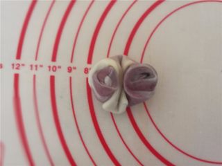 7、桃花酥,6.松弛好的面卷拿出来，中间用使劲筷子按压，两边往中间推。