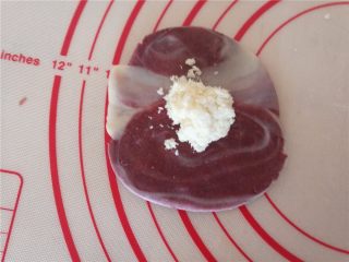 8、桃花酥,7.然后擀成圆形面，把椰蓉馅包入面团，包起来