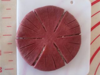 9、桃花酥,8.把面团按扁，用刀片，割成花型