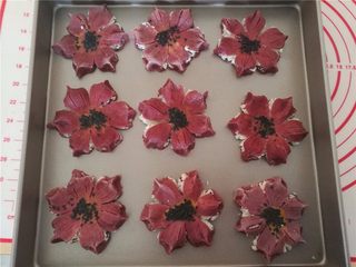 11、桃花酥,10.中间刷上蛋黄液，撒上黑芝麻，放入烤盘里