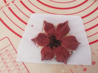 10、桃花酥,9.边缘捏合起来，就成了一朵桃花！