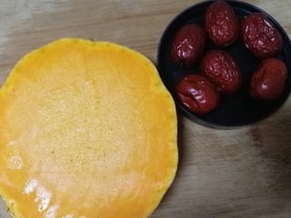 1、红枣南瓜粥,煮粥选择长条的南瓜，肉质地略微疏松，口感清甜。