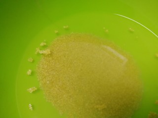 3、红枣南瓜粥,小米清水洗掉表面浮灰。