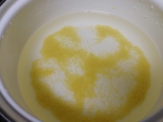 4、红枣南瓜粥,放入锅里，加1指深的清水，大火煮。