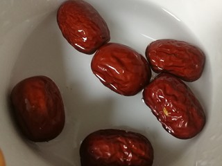 5、红枣南瓜粥,灰枣核小肉厚，口感更甜些，清洗干净。
