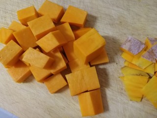 7、红枣南瓜粥,南瓜去皮，切块儿。