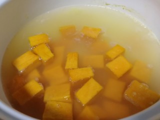 9、红枣南瓜粥,煮到小米粒微软，放入南瓜。