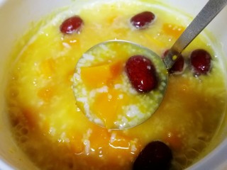 14、红枣南瓜粥,文火煮至粘稠。