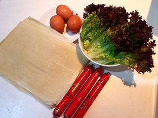 1、东北烤冷面,准备食材：东北大冷面，儿童无淀粉火腿肠，土鸡蛋，生菜