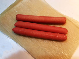 2、东北烤冷面,火腿肠剥去外皮