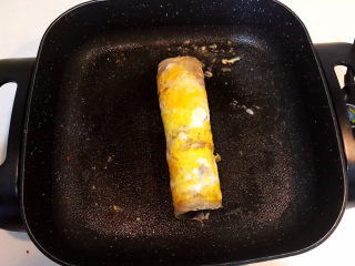 15、东北烤冷面,把冷面卷起来，一个东北烤冷面就做好了