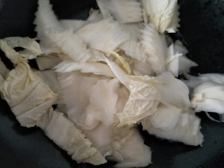 8、醋溜白菜,先加入白菜帮子翻炒。