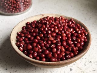 1、桂花赤豆小圆子,以下是春节特别版。每到过年前夕，父亲总要买些有两百年历史的苏州老字号【黄天源】的桂花糖年糕