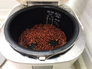3、桂花赤豆小圆子,泡好的赤豆放入电饭煲，加水