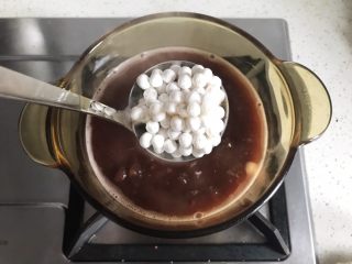 6、桂花赤豆小圆子,加入小圆子，中火煮，要经常用勺搅动防止粘底
