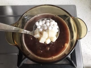 10、桂花赤豆小圆子,与小圆子一同下入煮沸的赤豆汤