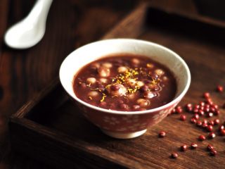 12、桂花赤豆小圆子,出锅，撒上桂花干。香甜可口来上一碗，冬日里的暖心小点