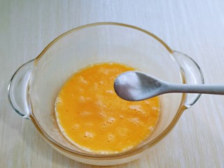 4、快手早餐～蔬菜鸡蛋饼,再加入盐，再次搅拌均匀。(按个人口味加入)