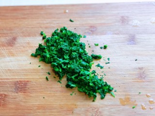 7、快手早餐～蔬菜鸡蛋饼,再将焯水的芹菜叶切碎。